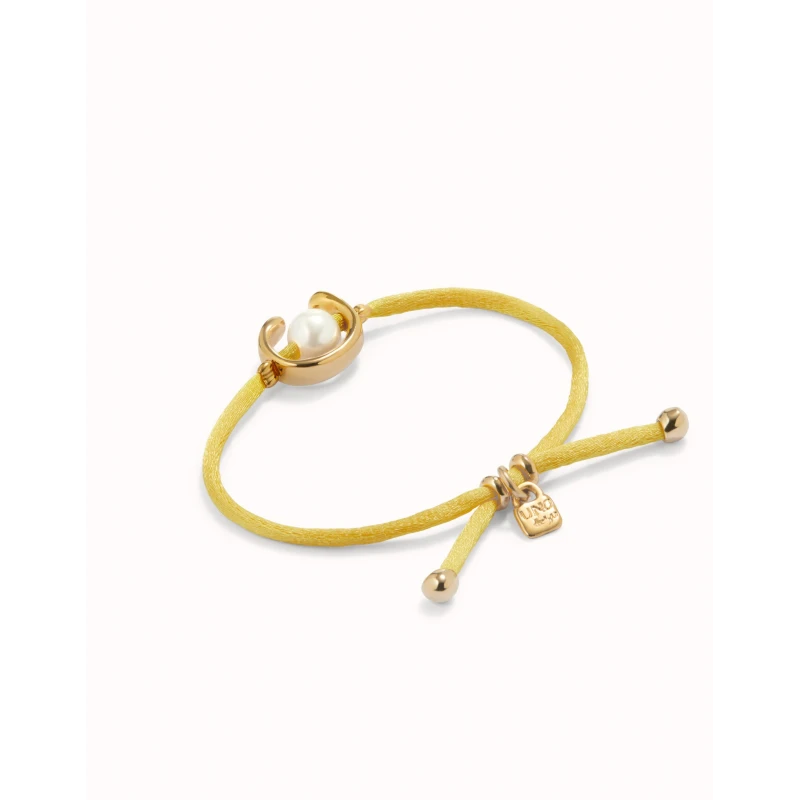 Pulsera UNOde50 Ser Diferente Hilo Amarillo, Baño Oro y Perla Shell PUL2505AMRORO0M