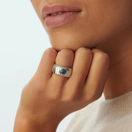 Anillo Agatha Paris Ancho Be Baño Plata y Cabujón Azul 02270055-088-56