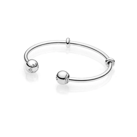 Pulsera PANDORA Moments abierta. Logo Pandora 596477