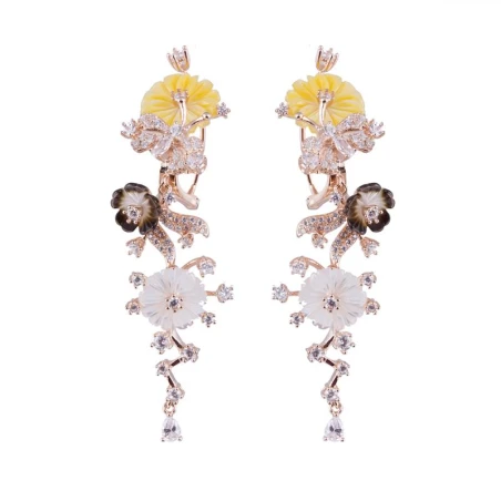 Pendientes largos ARXIS de plata en Rose con circonitas. Flores en chorera que hacen un efecto precioso en la oreja m, cierre om