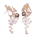 Pendientes largos ARXIS de plata en Rose con circonitas. Flores en chorera que hacen un efecto precioso en la oreja m, cierre om
