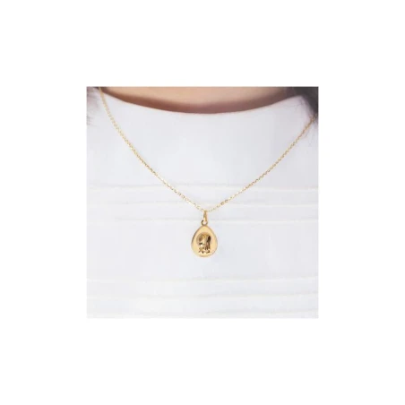 Medalla en oro amarillo de 18 quilates. Imagen de la Virgen de niña con velo y rodeada por un aureola