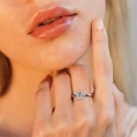 Anillo Le Carré Ocean Oro Blanco, Diamantes y Topacio Azul GA121OB