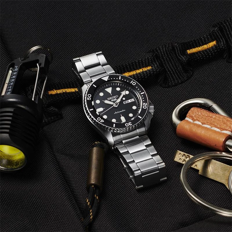 Reloj Seiko 5 Sports Plateado y Negro Automático Hombre SRPD55K1