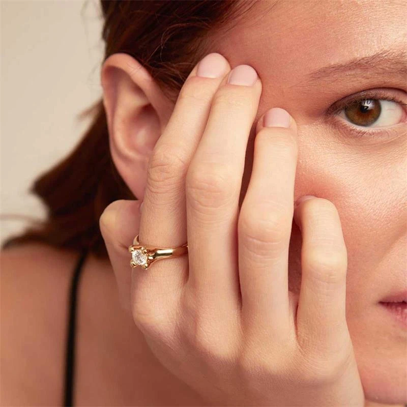 Anillo UNOde50 Cosmos Baño Oro y Circonita Blanca ANI0804BLNORO