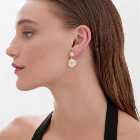 Pendientes Largos Víctoria Cruz Doble Hexágono y Abeja Plata Baño Oro y Nácar A4868-29DT