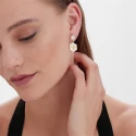 Pendientes Largos Víctoria Cruz Doble Hexágono y Abeja Plata Baño Oro y Nácar A4868-29DT