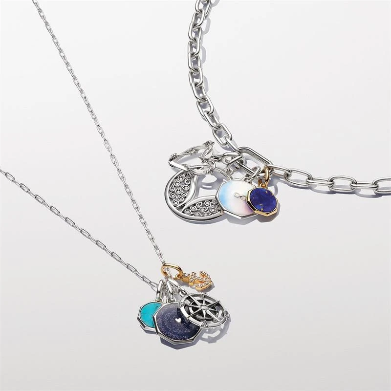 Charm Mini Medallón Pandora Me Grabable Baño Oro y Azul 763388C01