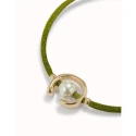 Pulsera UNOde50 Ser Diferente Hilo Verde Oscuro, Baño Oro y Perla Shell PUL2505VDOORO0M